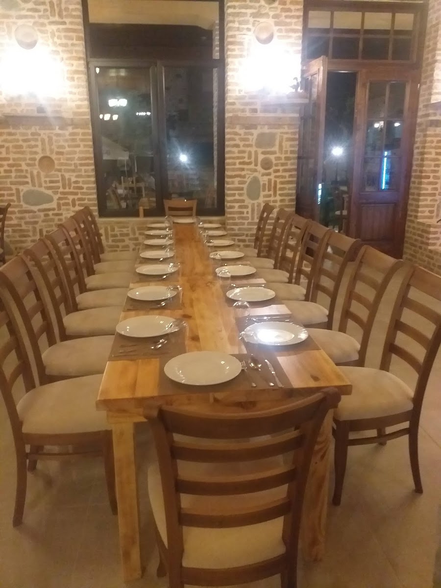 Tavolinë e gjatë prej druri masiv