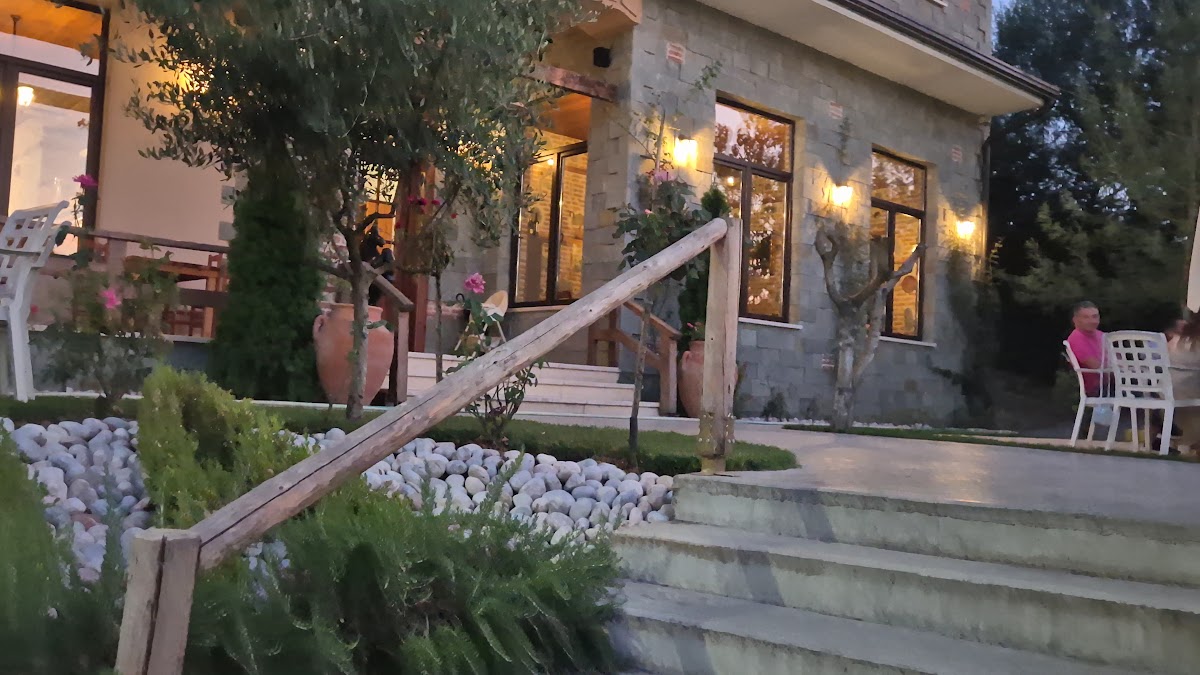 Hyrja me gurë dhe poçe balte dekorative