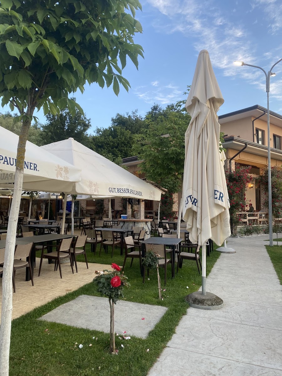 Shëtitorja e kopshtit me çadra dielli