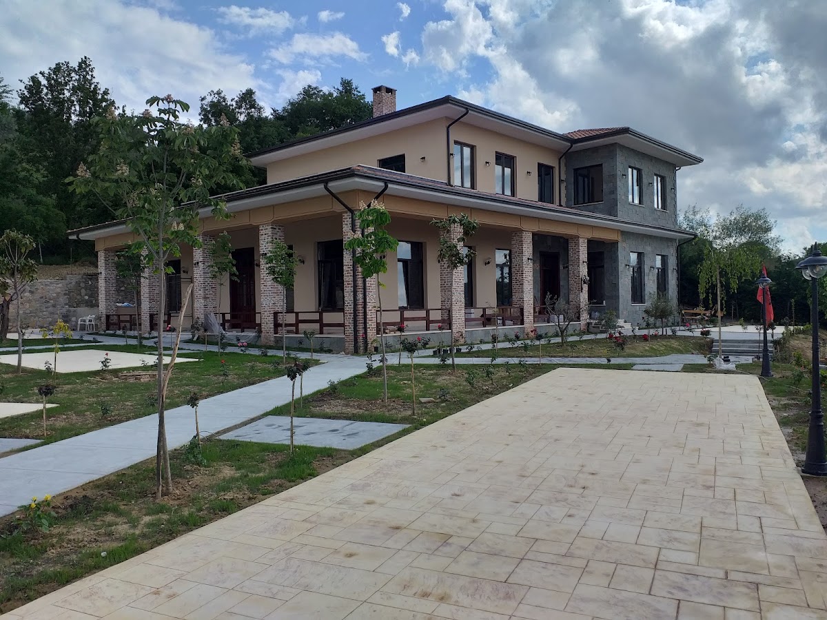 Restorant Vishnja Fredi & Fiqo Ndërtesa dhe Veranda