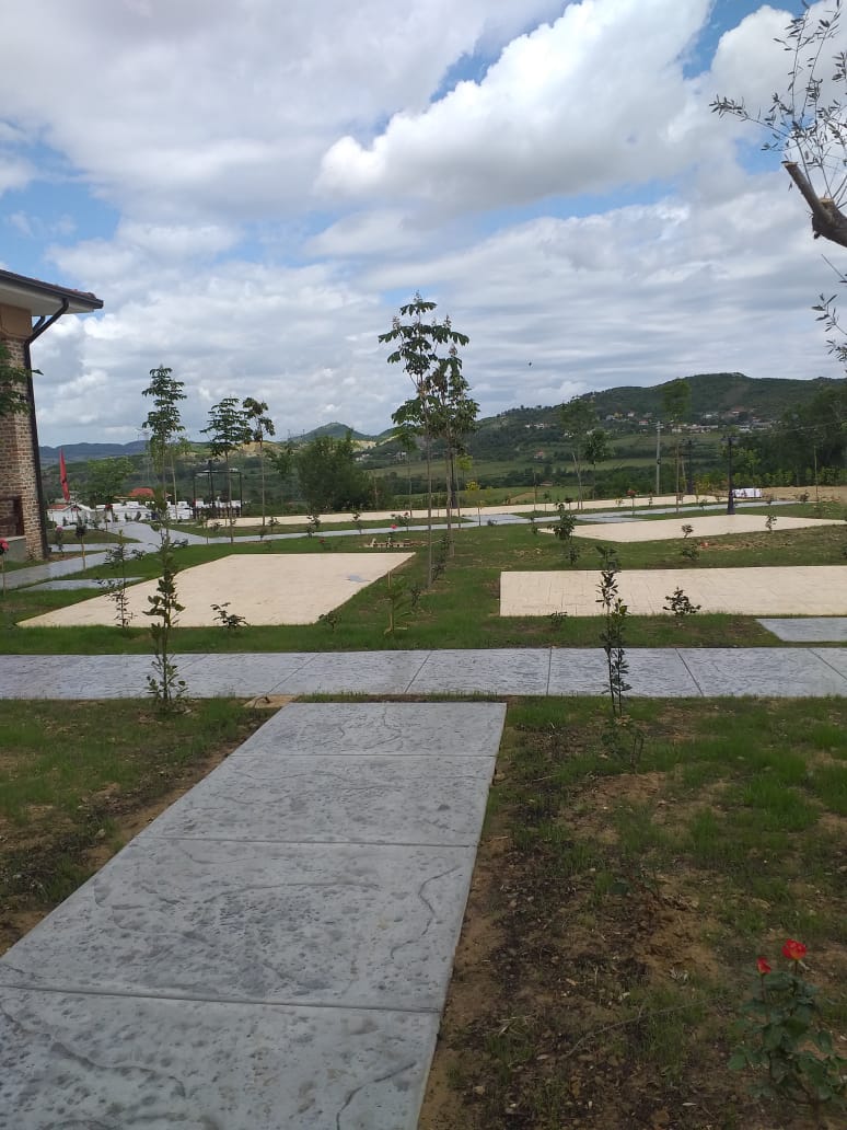 Pamje nga kodrat e gjelbra të zonës