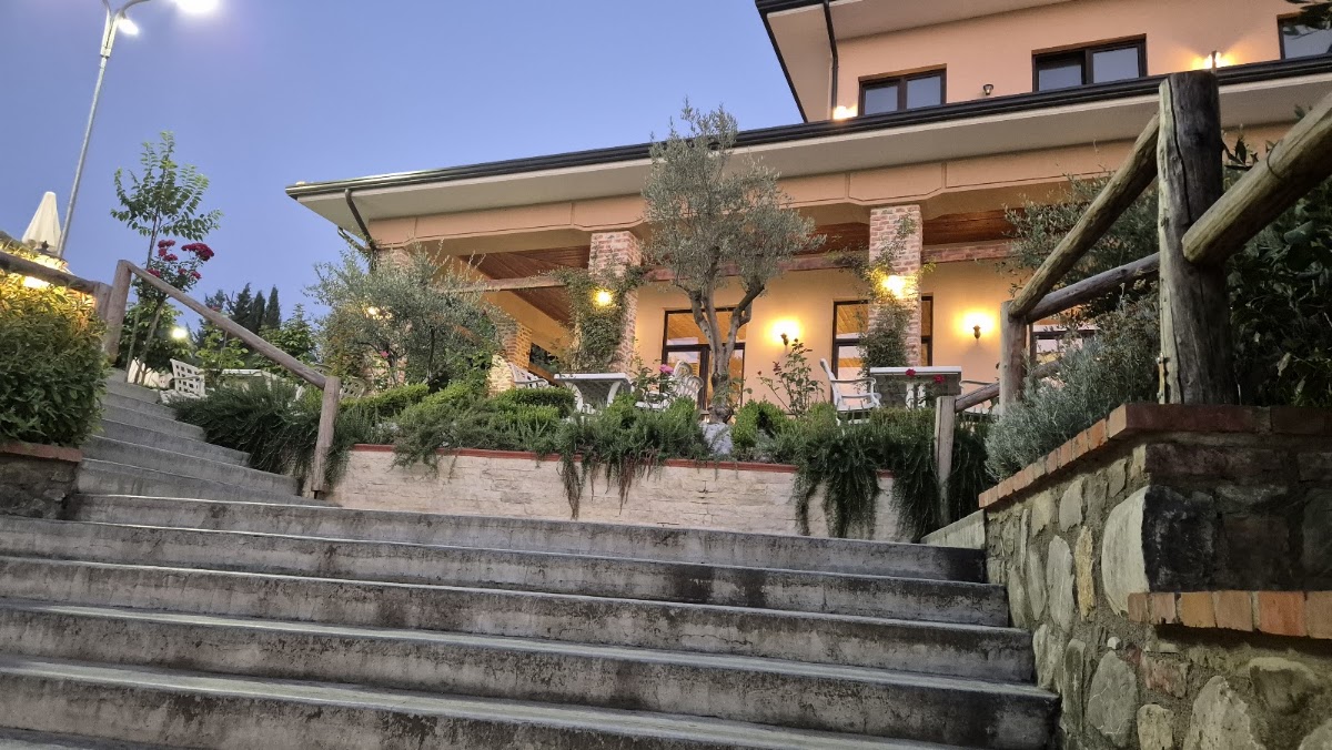 Shkallet prej guri dhe veranda e ndricuar